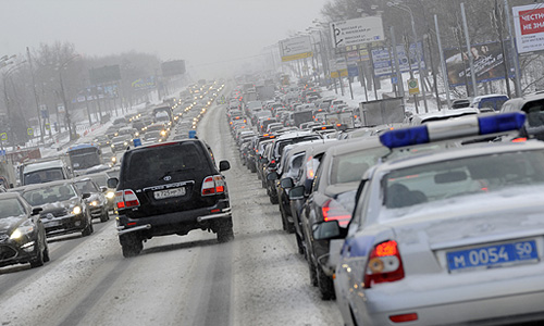 Автомобильные пробки на одной из улиц города после снегопада.