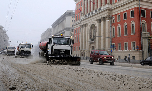 Снегоуборочные машины на Тверской улице.