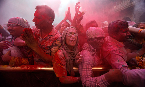 Праздник "Холи" длится два дня в конце февраля - середине марта. В индусском календаре Холи, как правило, выпадает на полнолуние (известное в языке хинди как Пхалгун Пурнима или Поорнмаши). Из-за своей красочности также известен как "Фестиваль Красок".