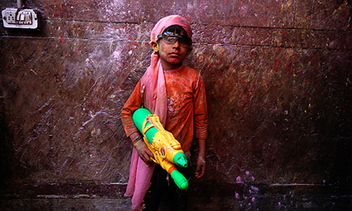 Праздник "Холи" длится два дня в конце февраля - середине марта. В индусском календаре Холи, как правило, выпадает на полнолуние (известное в языке хинди как Пхалгун Пурнима или Поорнмаши). Из-за своей красочности также известен как "Фестиваль Красок".