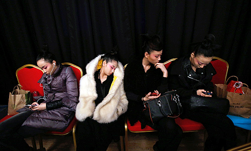 Модели отдыхают перед очередным показом.