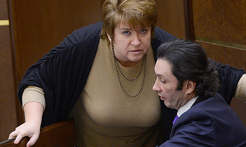 Члены комитета СФ по науке, образованию, культуре и информационной политике Любовь Глебова и Максим Кавджарадзе на заседании Совета Федерации.