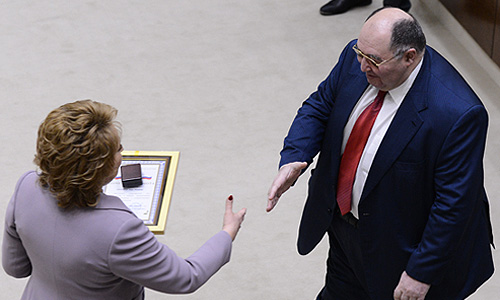 Спикер СФ РФ Валентина Матвиенко и сенатор от Пензенской области Борис Шпигель на заседании Совета Федерации.