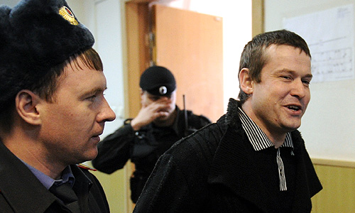 Развозжаев заявил в суде, что во время этапирования к нему применяли насилие. "За это время я повидал унижение, побои и многое другое, все это на фоне моего плохого здоровья", - сказал он. "Давление на меня было запредельным, будучи атеистом, я даже начал читать молитвы. Но я не подавлен, не сломлен", - сказал оппозиционер, и заявил, что возражает против продления ему срока ареста.