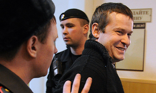 Басманный суд Москвы продлил до августа срок ареста оппозиционеру Леониду Развозжаеву, которого обвиняют в подготовке массовых беспорядков в РФ, незаконном пересечении границы и ложном доносе.