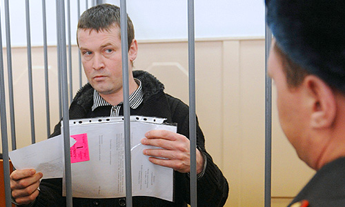 Развозжаев заявил в суде, что во время этапирования к нему применяли насилие. "За это время я повидал унижение, побои и многое другое, все это на фоне моего плохого здоровья", - сказал он. "Давление на меня было запредельным, будучи атеистом, я даже начал читать молитвы. Но я не подавлен, не сломлен", - сказал оппозиционер, и заявил, что возражает против продления ему срока ареста.