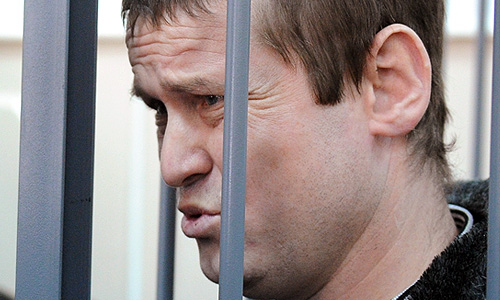 Басманный суд Москвы продлил до августа срок ареста оппозиционеру Леониду Развозжаеву, которого обвиняют в подготовке массовых беспорядков в РФ, незаконном пересечении границы и ложном доносе.