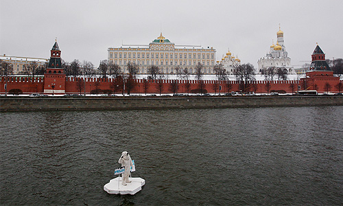 Активист экологической организации Greenpeace в костюме медведя проплыл в понедельник по Москве-реке в центре столицы. Как сообщается на сайте Greenpeace, акция должна была обратить внимание на экологическую ситуацию в Арктике, где в ближайшем будущем может начаться добыча полезных ископаемых.