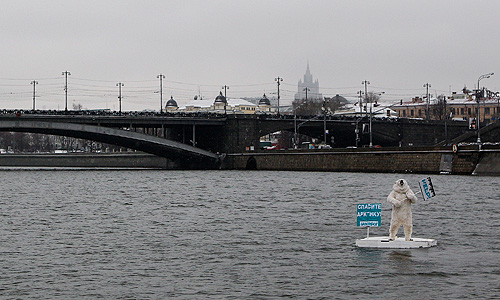 Активист экологической организации Greenpeace в костюме медведя проплыл в понедельник по Москве-реке в центре столицы. Как сообщается на сайте Greenpeace, акция должна была обратить внимание на экологическую ситуацию в Арктике, где в ближайшем будущем может начаться добыча полезных ископаемых.