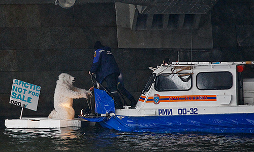 Эколог в костюме медведя на искуственной льдине смог доплыть до Кремля, где его подобрал катер МЧС. Участника акции забрали в УВД "Якиманка", откуда затем отпустили без предъявления обвинений.