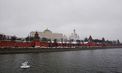 Активист экологической организации Greenpeace в костюме медведя проплыл в понедельник по Москве-реке в центре столицы. Как сообщается на сайте Greenpeace, акция должна была обратить внимание на экологическую ситуацию в Арктике, где в ближайшем будущем может начаться добыча полезных ископаемых.