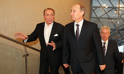 Телеведущий Александр Масляков, президент РФ Владимир Путин и мэр Москвы Сергей Собянин перед открытием штаб-квартиры "Планеты КВН".