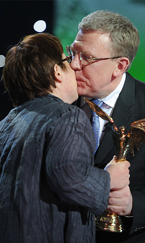 Глава "Комитета гражданских инициатив", декан факультета свободных искусств и наук СПбГУ Алексей Кудрин и режиссер Любовь Аркус, получившая премию в номинации "Лучший неигровой фильм" за фильм "Антон тут рядом", на XXVI церемонии вручения Национальной кинематографической премии "НИКА" в Московском государственном академическом театре оперетты.