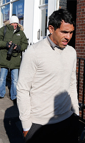 Нападающий английского футбольного клуба "Манчестер Сити" Карлос Тевес приговорен к 250 часам общественных работ за управление автомобилем в период, когда он был лишен прав. Также аргентинский футболист выплатит штраф в размере 1145 фунтов и лишится прав еще на полгода.