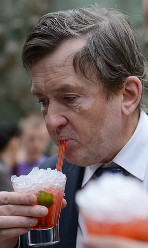 Профессор ГУ ВШЭ Александр Починок на праздновании 15-летия сайта радиостанции "Эхо Москвы" в Галерее искусств Зураба Церетели.