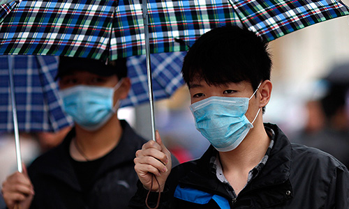 Власти КНР пытаются определить, каким образом вирус передается людям. Пока ученые не обнаружили свидетельств, что он передается от человека к человеку, установлено, что источником заражения служат птицы. Пока, по данным китайских экспертов, вакцины против нового вируса птичьего гриппа - H7N9 - в мире не существует.