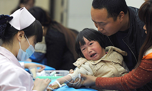 Власти КНР пытаются определить, каким образом вирус передается людям. Пока ученые не обнаружили свидетельств, что он передается от человека к человеку, установлено, что источником заражения служат птицы. Пока, по данным китайских экспертов, вакцины против нового вируса птичьего гриппа - H7N9 - в мире не существует.