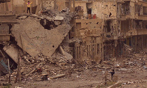 Дейр-эз-Зор - город на северо-востоке Сирии, на правом берегу реки Евфрат, на речном пути Ракка — Багдад и автотрассе Пальмира — Фаджами. Административный центр мухафазы Дейр-эз-Зор. Расстояние до Дамаска — около 432 км.