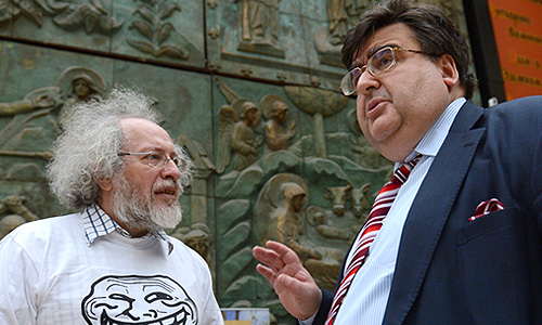 Главный редактор радиостанции "Эхо Москвы" Алексей Венедиктов и депутат фракции "Справедливая Россия" Алексей Митрофанов (слева направо) на праздновании 15-летия сайта радиостанции "Эхо Москвы" в Галерее искусств Зураба Церетели.