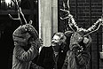 3 декабря 1986г на Даунинг-стрит с рождественскими оленями.