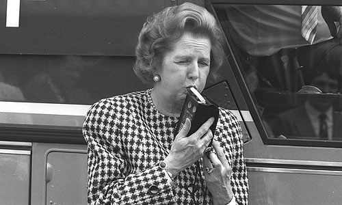 26 мая 1987 г. Маргарет Тэтчер тестирует алкометр.
