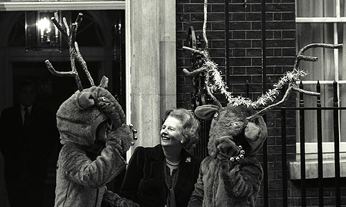 3 декабря 1986г на Даунинг-стрит с рождественскими оленями.