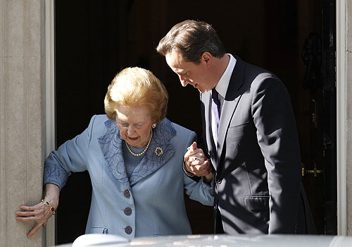 Июнь 2010г. Премьер-министр Великобритании Дэвид Кэмерон провожает Марграет Тэтчер до автомобиля.