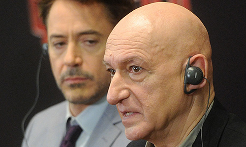 Актеры Бен Кингсли и Роберт Дауни-младший (справа налево) во время пресс-конференции в гостинице "Метрополь".