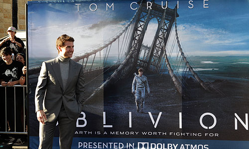 Актер Том Круз на премьере фильма "Обливион" в Голливуде.