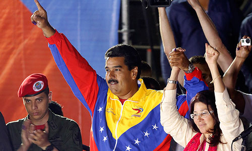 Мадуро заявил, что Каприлес и его сторонники впали в "крайнее отчаяние", о чем свидетельствуют хакерские атаки на его аккаунт в Twitter. Он призвал оппозицию достойно принять поражение и воздержаться от эксцессов.