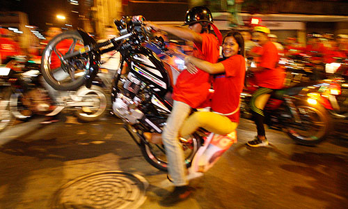 Выборы президента Венесуэлы состоялись в воскресенье. Основная борьба на них, как и ожидалось, развернулась между Мадуро и лидером оппозиции Каприлесом. Незадолго до своей смерти, перед отбытием в Гавану на очередную онкологическую операцию президент Венесуэлы Уго Чавес назначил Мадуро своим преемником.