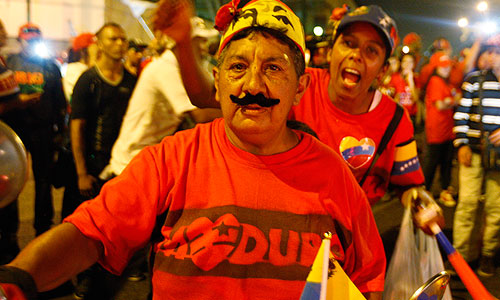 Сторонники Мадуро вышли на улицы, чтобы отметить его успех многочисленными петардами, сообщают СМИ из венесуэльской столицы. Голосовавшие же за Каприлеса устроили на улицах какофонию, барабаня в знак протеста в кастрюли и сковороды.