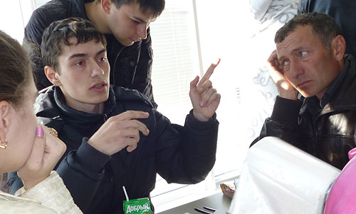 Встреча школьников, попавших в ДТП в Бельгии, в аэропорту города.