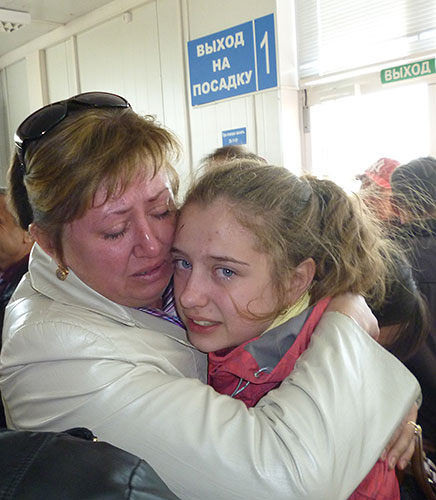Встреча школьников, попавших в ДТП в Бельгии, в аэропорту города.