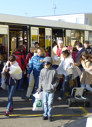 Встреча школьников, попавших в ДТП в Бельгии, в аэропорту города.