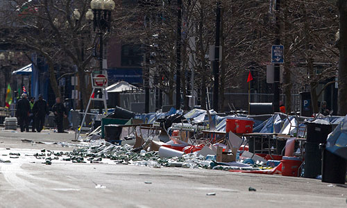 Президент США Барак Обама выступил с обращением к нации. Он выразил соболезнования родственникам погибших, добавив, что вся Америка скорбит сегодня вместе с Бостоном. Обама также сообщил, что дал поручения ФБР и своей администрации быть в постоянном контакте с бостонскими властями и предоставить им любую помощь.