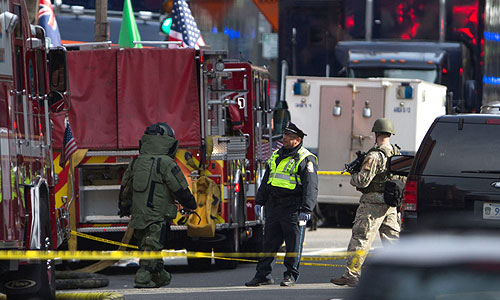 Бостонские пожарные также обнаружили на перекрестке недалеко от финишной черты два других взрывных устройства.