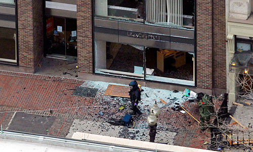 Ответственность на себя пока никто не взял, но, по данным NY Post,  у полиции уже есть подозреваемый – 20-летний мужчина из Саудовской Аравии, который в данных момент также находится в больнице под конвоем полиции. В то же время официальный представитель бостонской полиции сообщил журналистам, что подозреваемых пока нет. "У нас нет сведений о каких-либо арестах или о том, чтобы кто-то был задержан", -цитирует его Huffingtn Post.