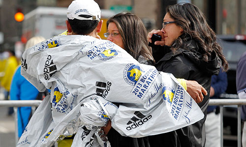 Данные о жертвах и пострадавших пока что разнятся: согласно последним данным, погибло 3 человека. В Массачусетском госпитале находятся, по меньшей мере, 22 пострадавших, 10 из них пришлось ампутировать конечности.