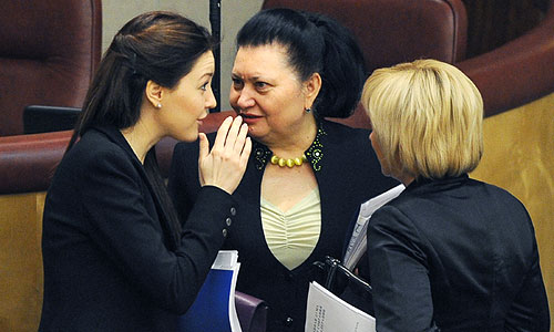 Член комитета ГД по промышленности Альфия Когогина и член комитета ГД по бюджету и налогам Раиса Кармазина (слева направо) на пленарном заседании Государственной Думы РФ.