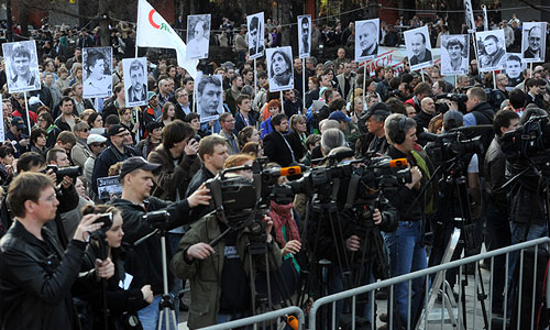 Участники митинга в поддержку блогера А.Навального в Новопушкинском сквере.