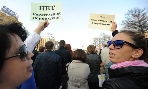 Участники митинга в поддержку блогера А.Навального в Новопушкинском сквере.