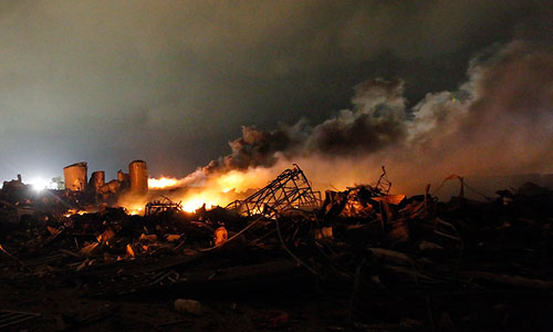 Очевидцы сообщили местным СМИ, что взрыв, произошедший, по предварительным данным, после возгорания цистерны с безводным аммиаком в 19:50 по местному времени (04:50 мск), сопровождался огромным огненным шаром и серьезно повредил здания в соседних с предприятием кварталах.