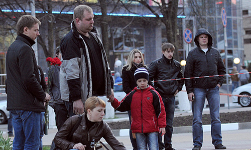 По данным МВД, в настоящее время около двух тысяч сотрудников полиции принимают участие в оперативных мероприятиях, направленных на установление местонахождения и задержание вооруженного преступника, который убил шесть человек в центре Белгорода 22 апреля.