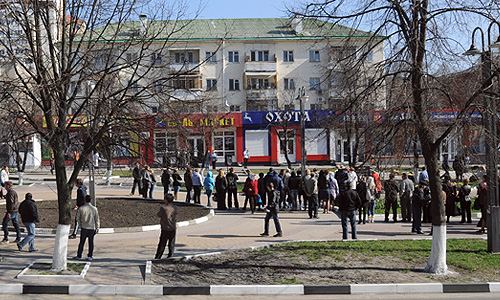 По данным МВД, в настоящее время около двух тысяч сотрудников полиции принимают участие в оперативных мероприятиях, направленных на установление местонахождения и задержание вооруженного преступника, который убил шесть человек в центре Белгорода 22 апреля.