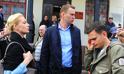 В Ленинском районном суде Кирова рассматривается уголовное дело о растрате имущества предприятия "Кировлес", одним из фигурантов которого является блогер и оппозиционер Алексей Навальный.