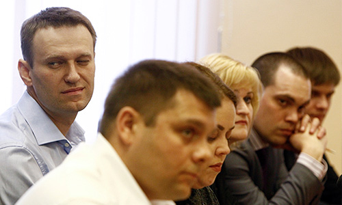 В Ленинском районном суде Кирова рассматривается уголовное дело о растрате имущества предприятия "Кировлес", одним из фигурантов которого является блогер и оппозиционер Алексей Навальный.