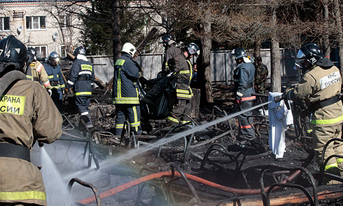 В подмосковном Раменском сгорел корпус психиатрической лечебницы: погибли 36 пациентов и двое медработников. Спасатели нашли тела всех погибших, 29 из них сгорели заживо. Пожарные не смогли прибыть на место сразу из-за закрытой переправы.