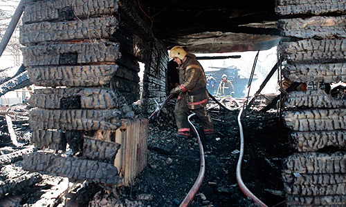 В подмосковном Раменском сгорел корпус психиатрической лечебницы: погибли 36 пациентов и двое медработников. Спасатели нашли тела всех погибших, 29 из них сгорели заживо. Пожарные не смогли прибыть на место сразу из-за закрытой переправы.