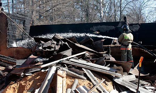 В подмосковном Раменском сгорел корпус психиатрической лечебницы: погибли 36 пациентов и двое медработников. Спасатели нашли тела всех погибших, 29 из них сгорели заживо. Пожарные не смогли прибыть на место сразу из-за закрытой переправы.